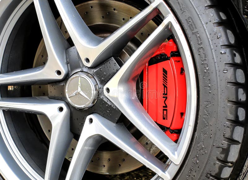 Roue 2015 et frein de Mercedes-Benz C63S AMG photographie stock libre de droits Roue 2015 et frein de Mercedes-Benz C63S AMG photographie stock libre de droits