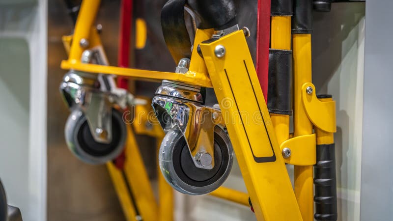 Roue industrielle de chariot de traction accrochant sur le mur photo stock Roue industrielle de chariot de traction accrochant sur le mur photo stock