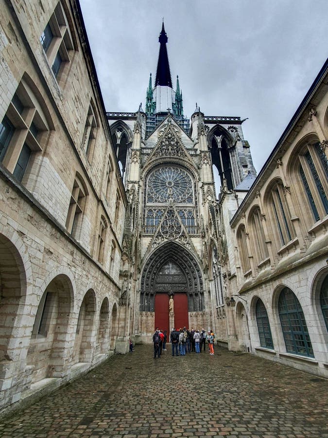 Rouen, Francia - giugno 2019: costruzioni di inquadratura multicolori del legname sulle vie di estate Rouen, Normandie La gente s immagini stock libere da diritti Rouen, Francia - giugno 2019: costruzioni di inquadratura multicolori del legname sulle vie di estate Rouen, Normandie La gente s immagini stock libere da diritti