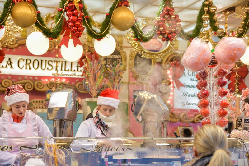 ROUEN, FRANKRIKE - 16 DECEMBER 2018: Jul dekorerade Kiosk med godis på mässan i Europa arkivbilder ROUEN, FRANKRIKE - 16 DECEMBER 2018: Jul dekorerade Kiosk med godis på mässan i Europa arkivbilder
