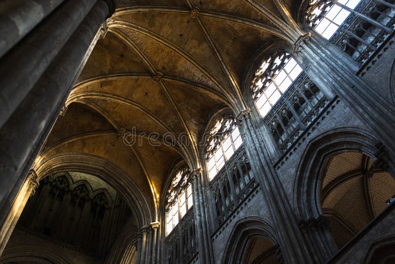 Rouen helgonCathedrale inre sikt med sunlights arkivbild Rouen helgonCathedrale inre sikt med sunlights arkivbild