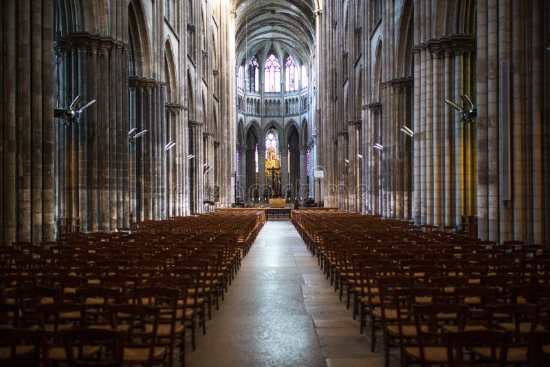 Rouen helgonCathedrale inre sikt med sunlights arkivfoto Rouen helgonCathedrale inre sikt med sunlights arkivfoto