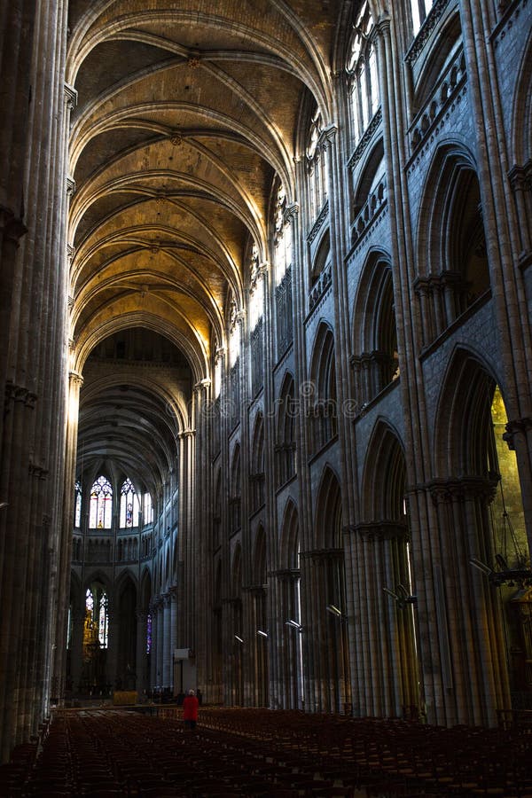 Rouen helgonCathedrale inre sikt med sunlights royaltyfri foto Rouen helgonCathedrale inre sikt med sunlights royaltyfri foto