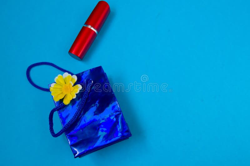 Rouge à lèvres rouge, l'emballage, le concept du cadeau photographie stock libre de droits Rouge à lèvres rouge, l'emballage, le concept du cadeau photographie stock libre de droits