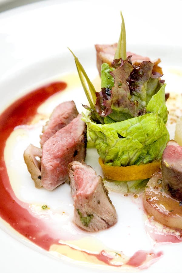 Roulade da carne, da carne de porco, e da torta, gratin da batata foto de stock Roulade da carne, da carne de porco, e da torta, gratin da batata foto de stock