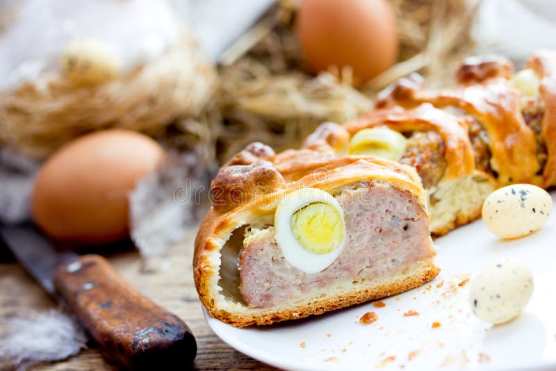 Roulade De Viande De Pâques Avec Des Oeufs De Caille Photo stock