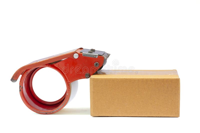 Rouleau de bande de emballage en plastique claire sur la boîte brune images stock Rouleau de bande de emballage en plastique claire sur la boîte brune images stock