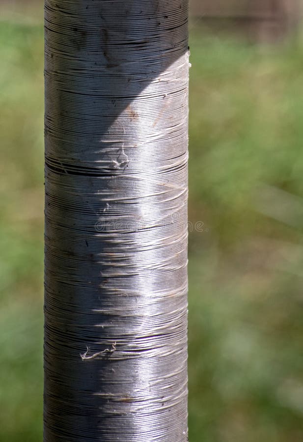 Rouleau de fil fin en métal sur une bobine photo libre de droits Rouleau de fil fin en métal sur une bobine photo libre de droits