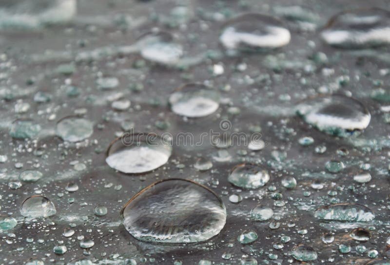Download Roulement De L'eau De PF De Baisse Sur La Table Photo stock - Image du cercle, fond: 56476298