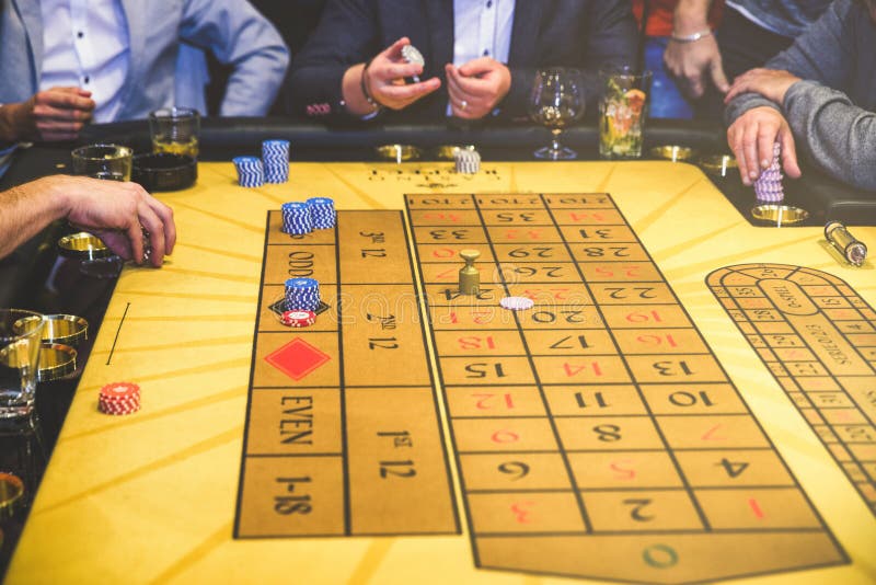 Roulette-tabell i lyxkasino royaltyfri fotografi Roulette-tabell i lyxkasino royaltyfri fotografi