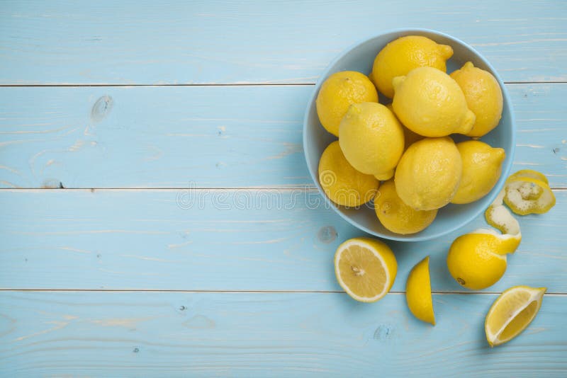Roulez avec les citrons frais sur le fond en bois bleu Vue supérieure images stock Roulez avec les citrons frais sur le fond en bois bleu Vue supérieure images stock