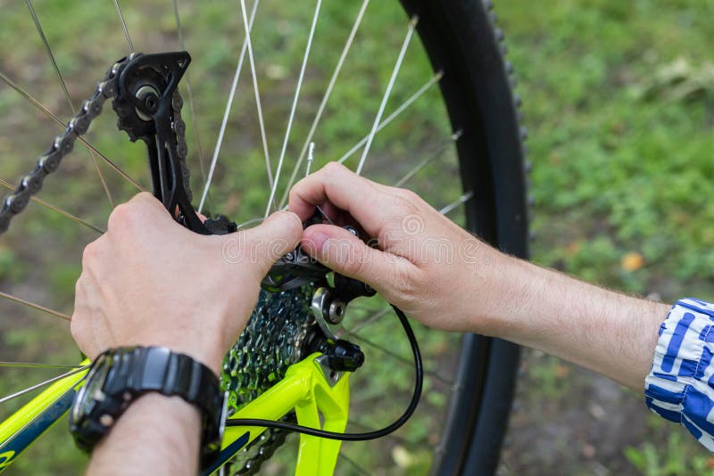Roulez la réparation sur une bicyclette après un accident sur la voie photo stock Roulez la réparation sur une bicyclette après un accident sur la voie photo stock