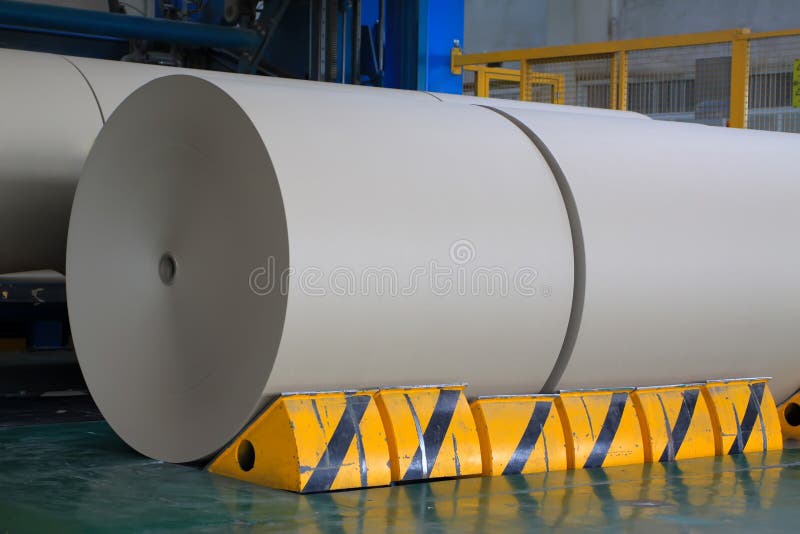 Roulis de papier d'emballage dans la chaîne de production photographie stock libre de droits Roulis de papier d'emballage dans la chaîne de production photographie stock libre de droits