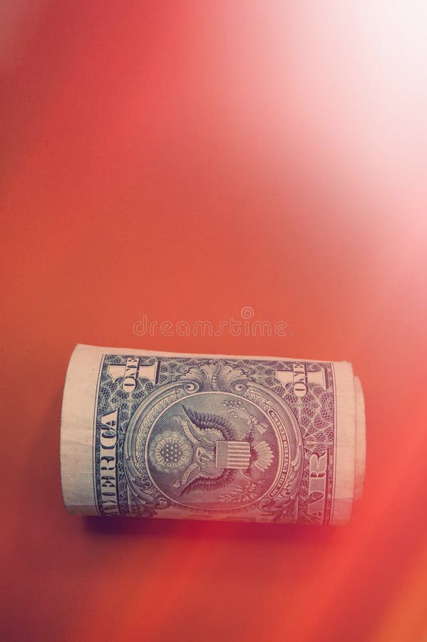 Roulé vers le haut de l'Américain un billet d'un dollar images libres de droits Roulé vers le haut de l'Américain un billet d'un dollar images libres de droits