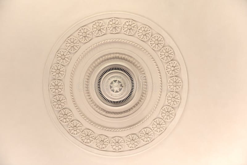 Round dekoracyjnego tynku sztukateryjny reliefowy formierstwo z kwiecistymi ornamentami na białym suficie zdjęcia stock
