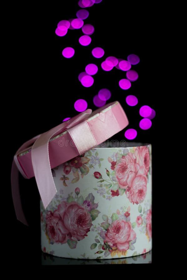 Round gift box with bokeh