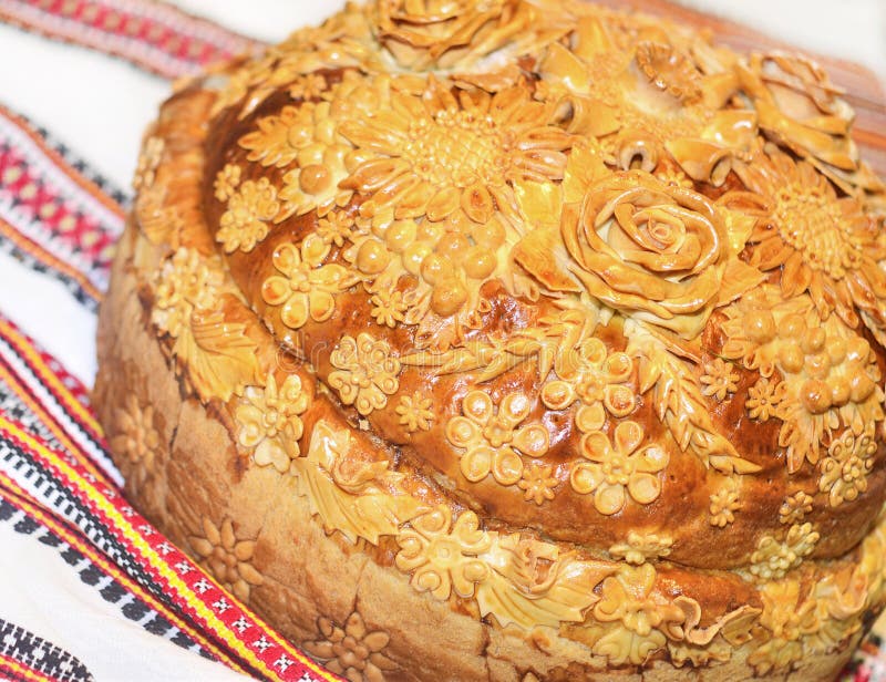 Round loaf. Wedding bread from wheat flour dough decorated with flowers - traditional Ukrainian round loaf an embroidery towel royalty free stock photos Round loaf. Wedding bread from wheat flour dough decorated with flowers - traditional Ukrainian round loaf an embroidery towel royalty free stock photos