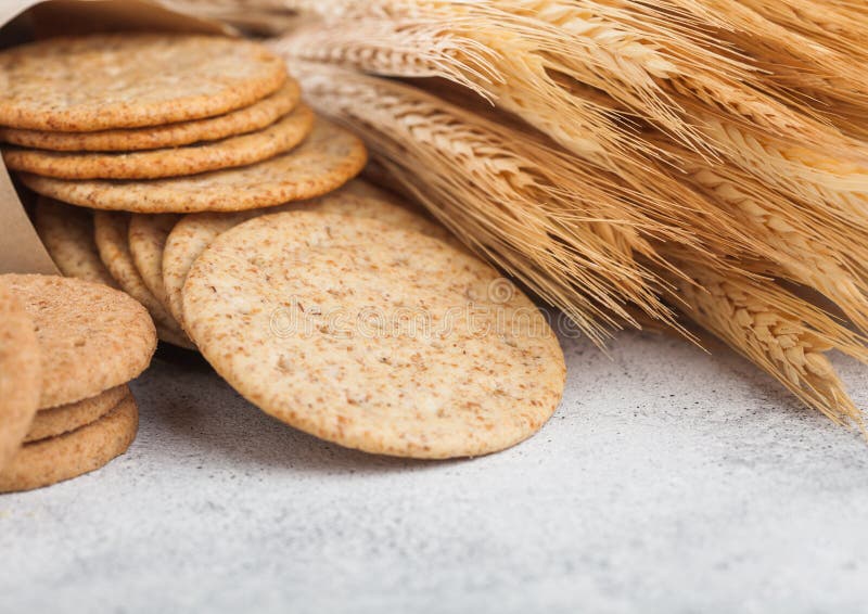 Round Organic Crispy Wheat and Corn Flatbread Crackers with Raw Wheat