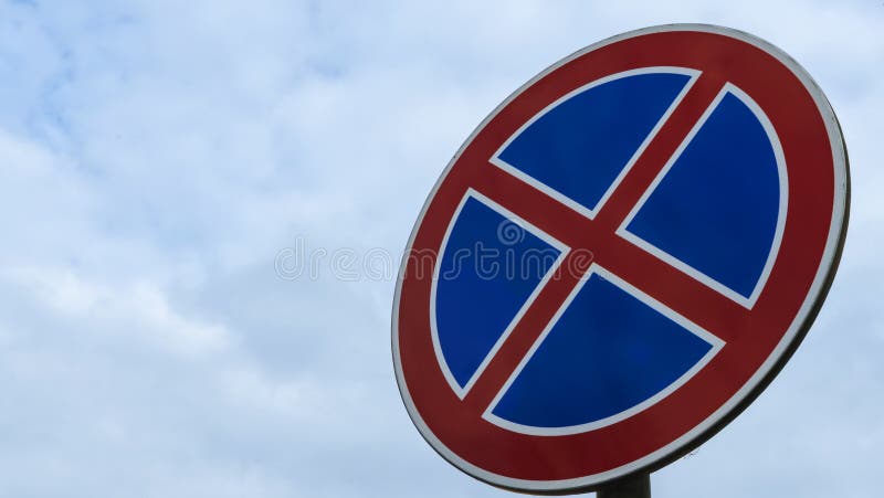Hãy xem bức ảnh liên quan đến biển báo giao thông hình tròn với chữ thập đỏ trên nền xanh. Đó là một trong những biểu tượng quan trọng để cảnh báo về các nguy hiểm trên đường và giúp người lái xe hành vi an toàn hơn trên đường. Hãy tìm hiểu thêm về ý nghĩa của biển báo này qua bức ảnh.