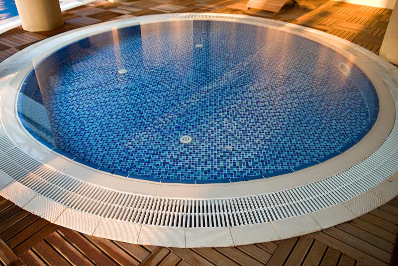 Round swimming pool