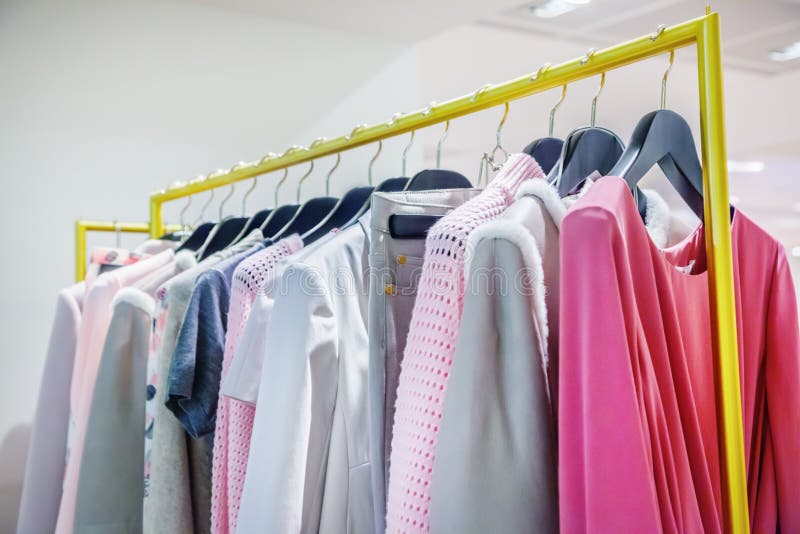 Download Roupa foto de stock. Imagem de coleção, mall, forma, reparo - 65578044