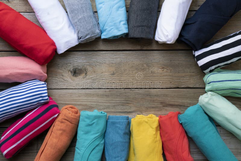 A roupa colorida rolada ajustou-se na forma do círculo no woode foto de stock A roupa colorida rolada ajustou-se na forma do círculo no woode foto de stock