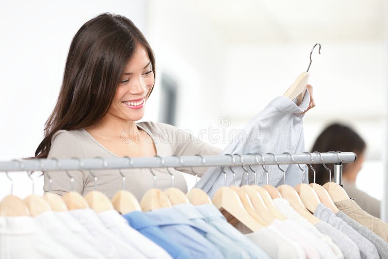 Roupa da compra da mulher do cliente fotografia de stock royalty free Roupa da compra da mulher do cliente fotografia de stock royalty free