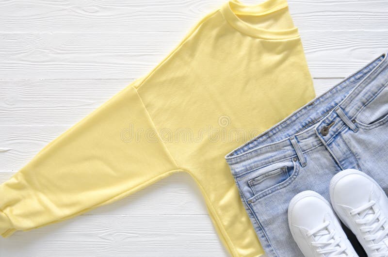 Download A Roupa Das Mulheres E Sapatilhas Superiores Altas De Couro Reais Do Preto De Sapatas, Imagem de Stock - Imagem de denim, calças: 107528345