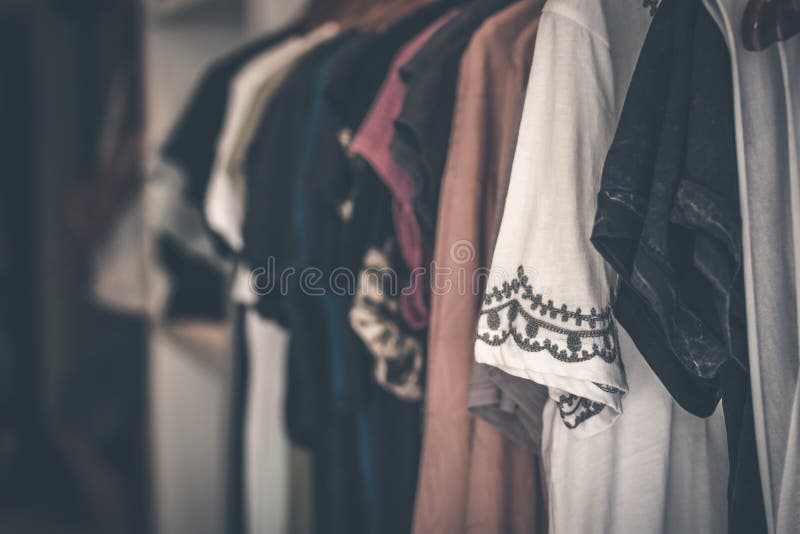 Roupa das mulheres que pendura na loja elevadores, vidro e metal imagem de stock royalty free Roupa das mulheres que pendura na loja elevadores, vidro e metal imagem de stock royalty free