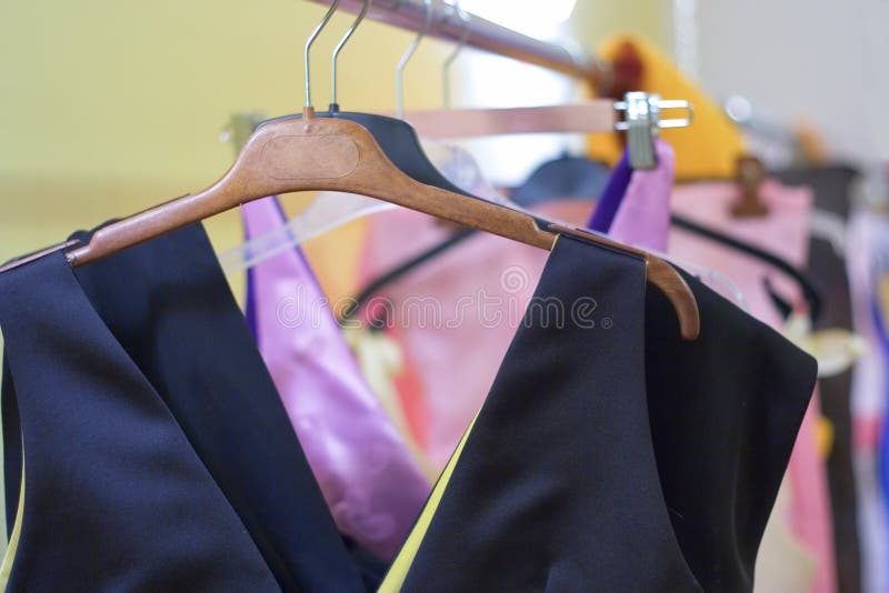 Roupa de desenhador alinhada foto de stock Roupa de desenhador alinhada foto de stock