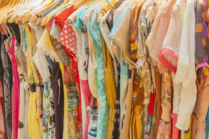 Roupa do verão das mulheres que pendura no trilho fotos de stock Roupa do verão das mulheres que pendura no trilho fotos de stock
