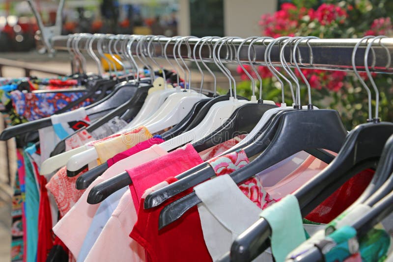 Roupa Do Vintage-estilo Para a Venda Na Feira Da Ladra Ao Ar Livre Foto ...