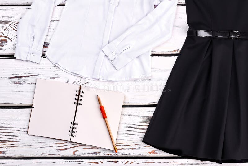 Roupa e acessórios da escola das meninas fotografia de stock Roupa e acessórios da escola das meninas fotografia de stock