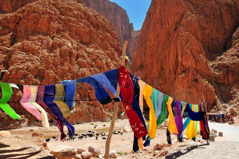 Roupa em desfiladeiros de Todra em Marrocos fotografia de stock Roupa em desfiladeiros de Todra em Marrocos fotografia de stock
