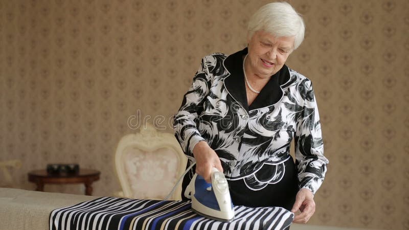 Roupa passando da mulher adulta vídeos de arquivo