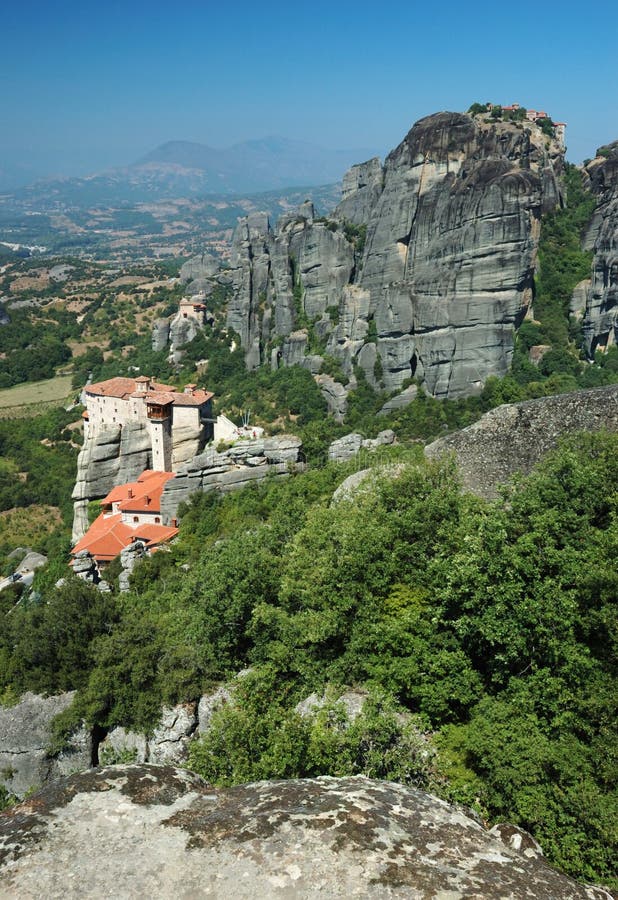 La roca monasterio,, grecia, (Griego suspendido en el aire ) es un uno de el mas grande a la mayoría importante complejos de oriental ortodoxo monasterios en grecia, tipos solo sobre el conectar.