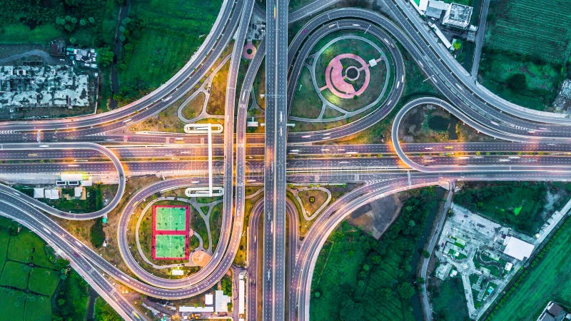 Route, autoroute urbaine, autoroute, manière de péage la nuit, vue aérienne dedans photo stock