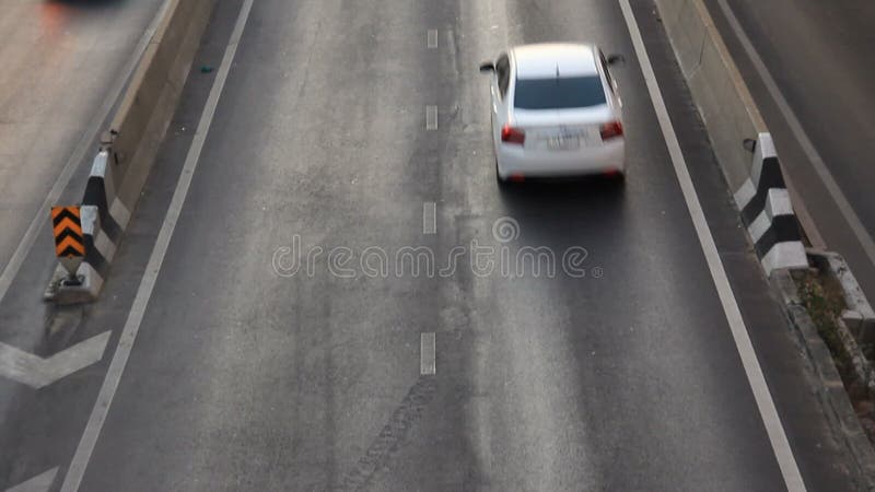 Route conduisant l'inclinaison occupée du trafic vers le haut du tir