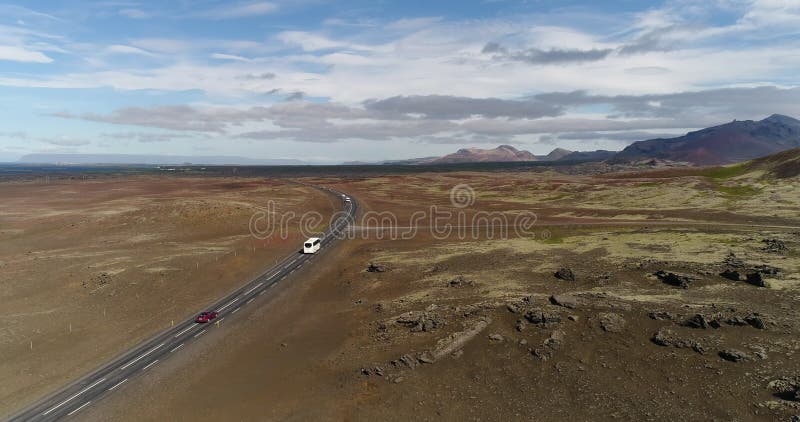 Route dans la vidéo aérienne du drone de paysage de l'entraînement de voitures en nature sur l'Islande clips vidéos