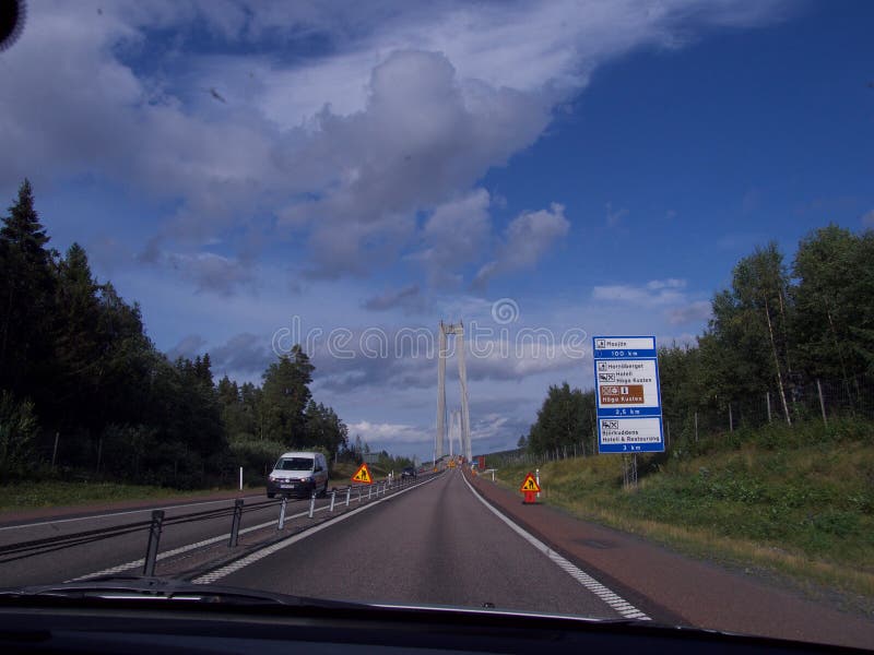 Route de campagne, fourney sommar nuageux en Suède. Route de campagne, fourney sommar nuageux dans le nord de la Suède