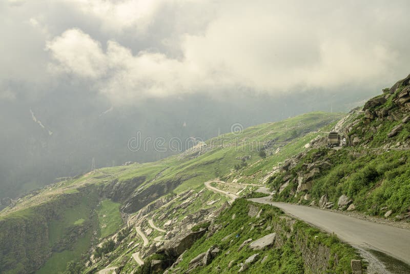Route de montagne avec le trafic photos libres de droits Route de montagne avec le trafic photos libres de droits