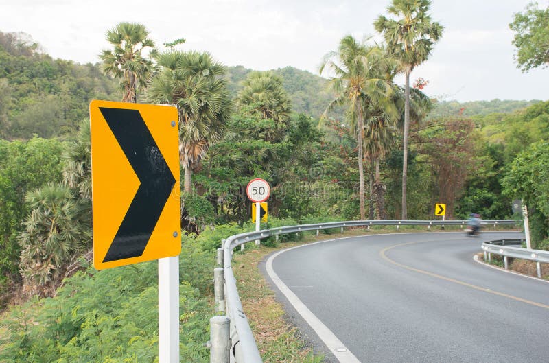 Route et signalisation de courbe images libres de droits Route et signalisation de courbe images libres de droits