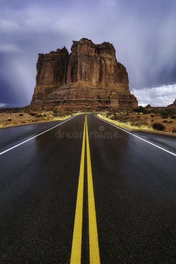Route Goudronnee Menant Par Le Parc National Des Arcs Dans L Utah Moab Photo Stock Image Du Route Geologie Route Goudronnee Menant Par Le Parc National Des Arcs Dans L Utah Moab Photo Stock Image Du Route Geologie