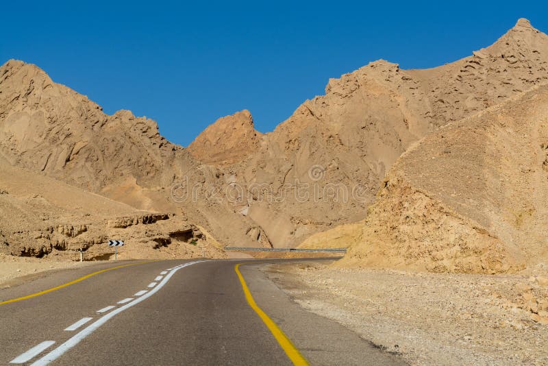 Route goudronnée dans le désert Negev, Israël, route 12, infrast de transport images libres de droits Route goudronnée dans le désert Negev, Israël, route 12, infrast de transport images libres de droits