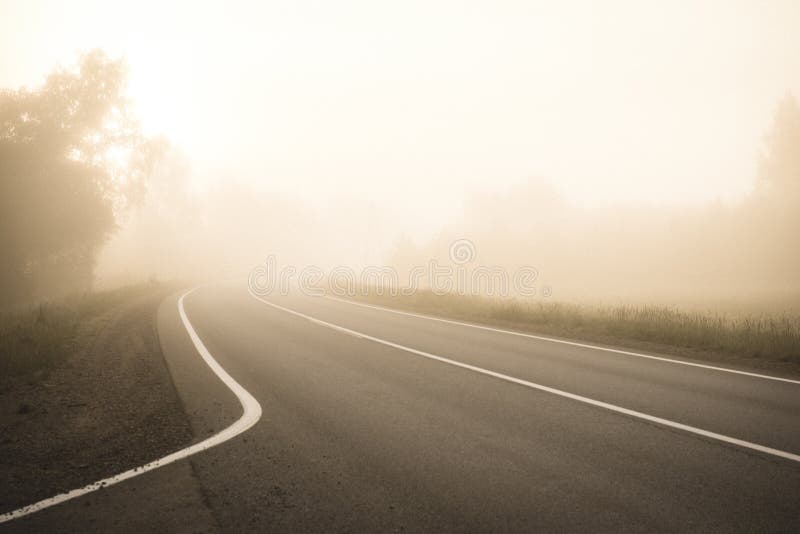 route goudronnée vide avec les lignes blanches peintes dans le matin brumeux - rétro regard de cru photos libres de droits route goudronnée vide avec les lignes blanches peintes dans le matin brumeux - rétro regard de cru photos libres de droits