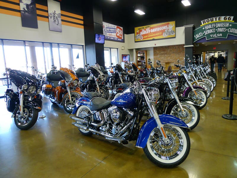 Route 66 Harley Davidson em Tulsa, Oklahoma, bicicletas novas imagem de stock royalty free Route 66 Harley Davidson em Tulsa, Oklahoma, bicicletas novas imagem de stock royalty free