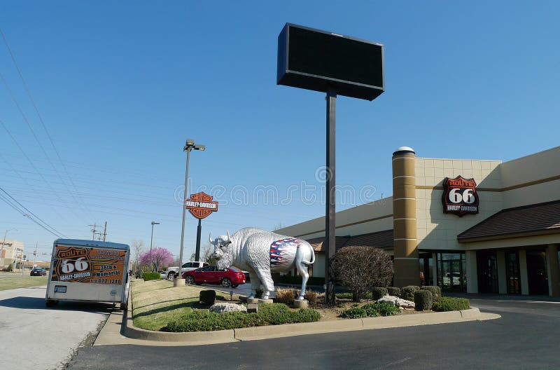 Route 66 Harley Davidson em Tulsa, Oklahoma, exterior com escultura do búfalo fotos de stock Route 66 Harley Davidson em Tulsa, Oklahoma, exterior com escultura do búfalo fotos de stock