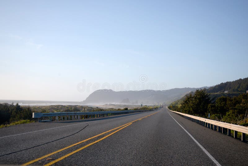 Route le long de la côte ouest rocheuse de l'océan pacifique photos stock Route le long de la côte ouest rocheuse de l'océan pacifique photos stock