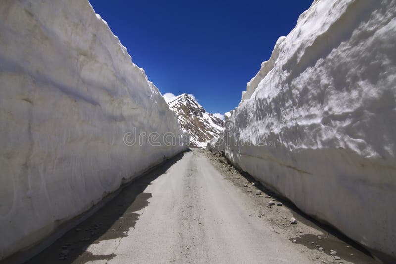 Route par des murs de glace photographie stock libre de droits Route par des murs de glace photographie stock libre de droits