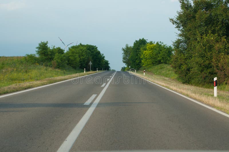 Route pour des véhicules à moteur en nature photo libre de droits Route pour des véhicules à moteur en nature photo libre de droits